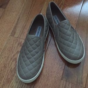 Steve Madden Ecentrcq shoe in taupe color